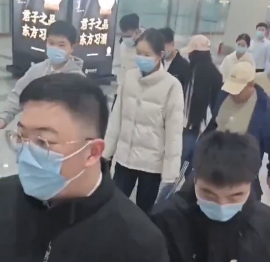 亞亞落地後疑獲「高規格」12人接機 網直播全封八炯酸:這才是言論自由