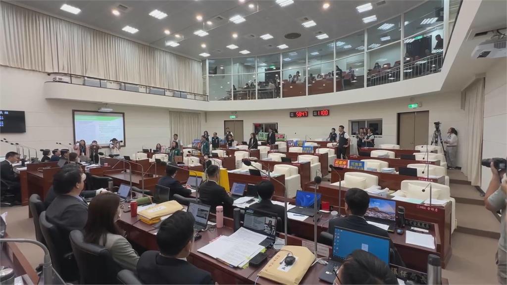 新竹議會又爆激烈口角! 綠議員放罷高虹安牌遭拔