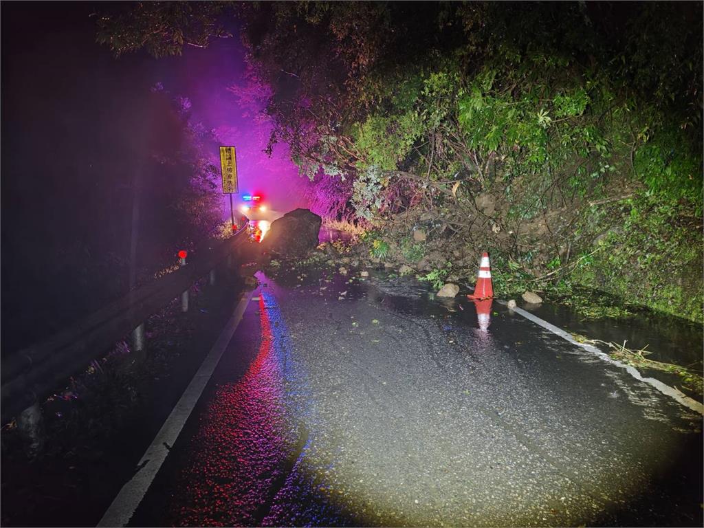 台14甲線18.8K坍方　　清境觀星巨石擋道　20遊客一度受困