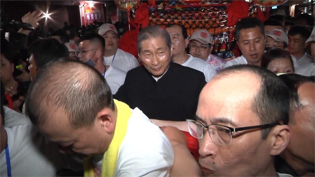 顏清標親自壓轎 白狼順利接轎 大甲媽祖繞境隊伍和平通過民生地下道