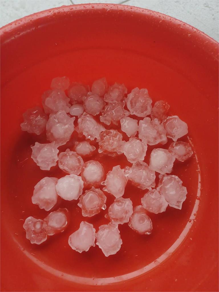 如獲「天然冰桶」！南部週日午後雷陣雨各地降冰雹　恆春閃電不斷