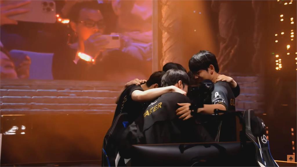 LOL世界賽快訊(影／最高的山最長的河！Faker第6冠到手　T1三連霸王朝誕生