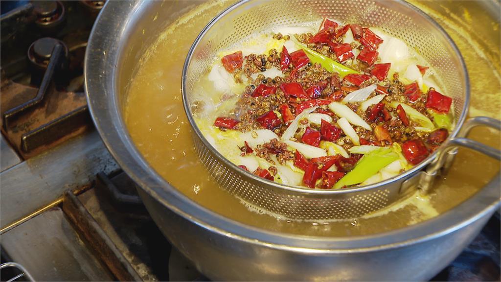 改良版酸湯魚「酸白菜取代酸菜」　高湯放進燒紅火山石蒸氣不斷