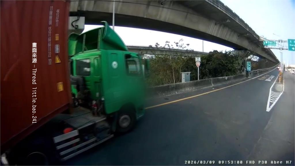 開車勿分心！彰化聯結車遇同業「剪車」　雲林轎車「撞進禮儀社」