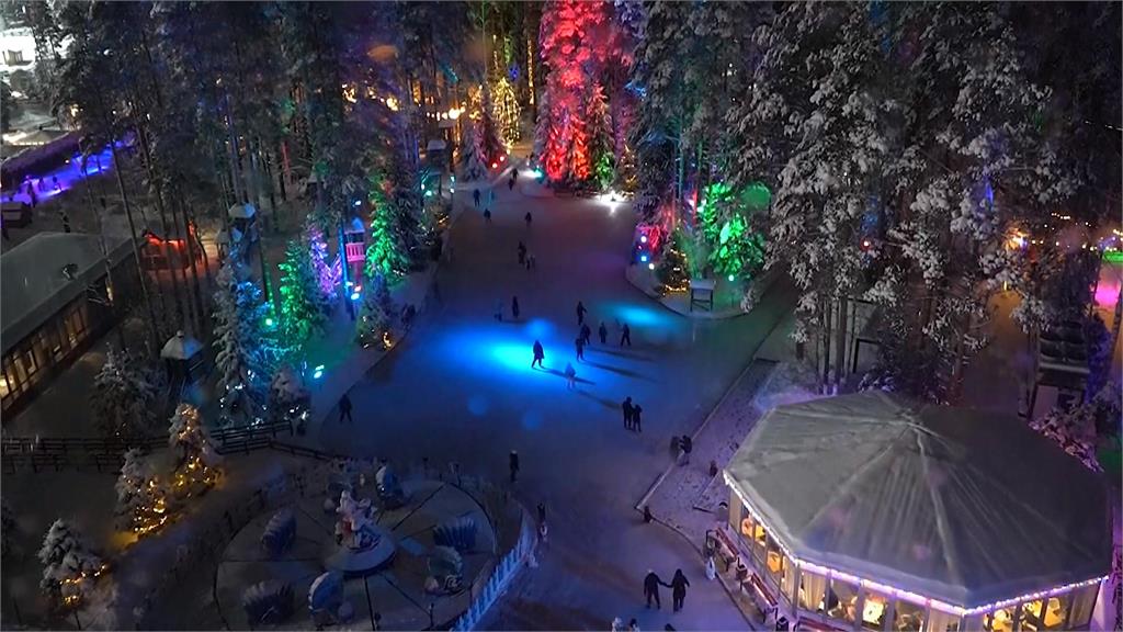 俄羅斯聖彼得堡溜冰場　裝飾上萬盞燈打造冬日童話