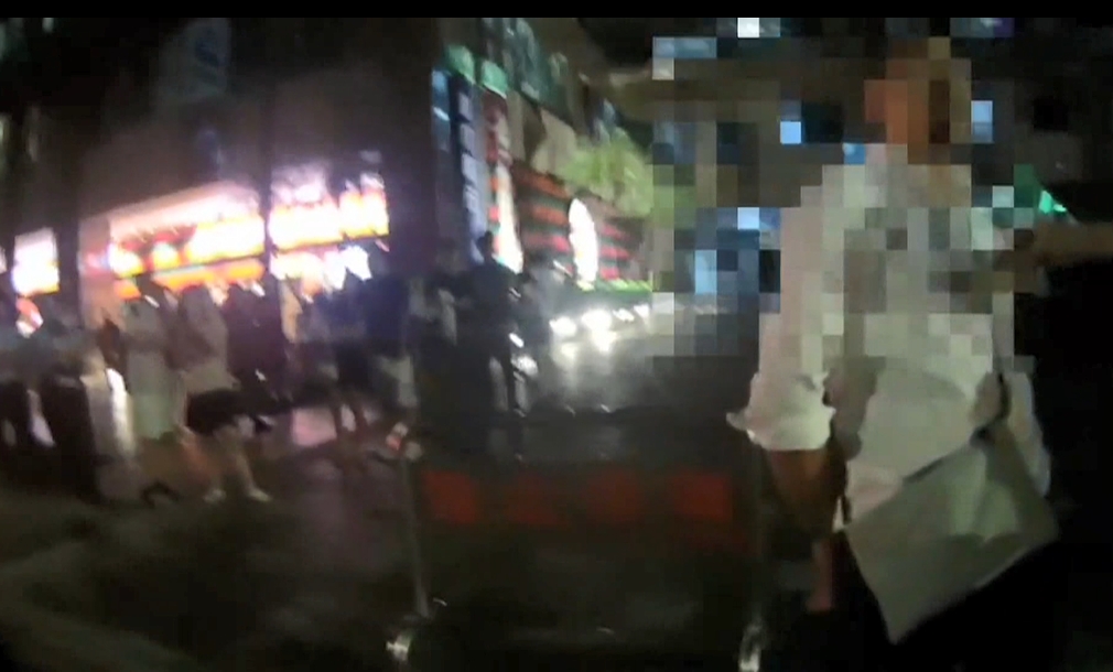 好心被雷親？北市女「停車禮讓」　醉漢竟當街踹車　路人以為被尋仇