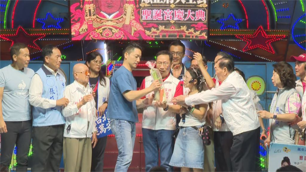 蔣萬安宮廟拜票爆又出事了！廟方送「1吉祥物」他超急1動作　遭轟：也太沒禮貌