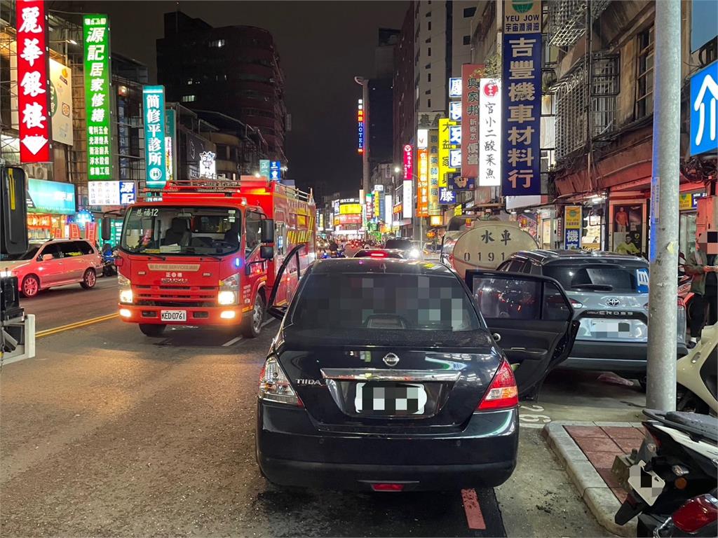 快新聞/太可怕了!三重嚴重車禍「貨車逆向撞20車」 1女送醫不治