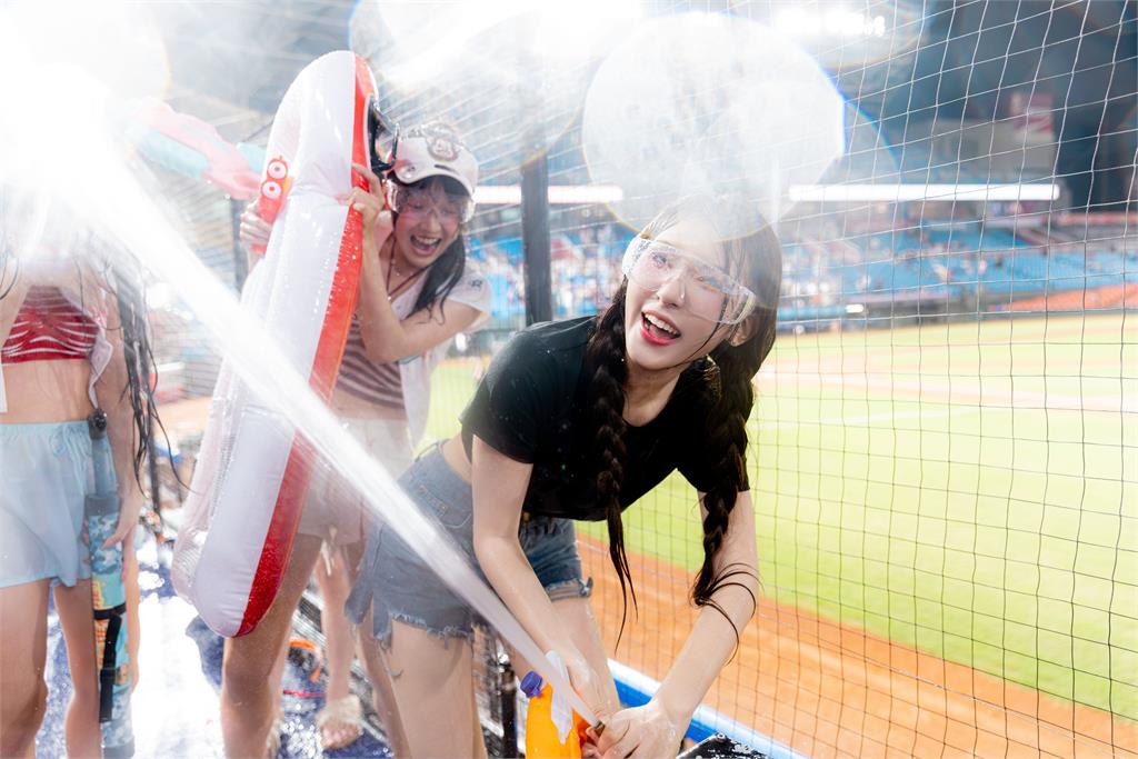 啦啦隊／玩瘋了！樂天韓籍3大超人氣女神玩水祭遭瘋狂噴水全濕透嗨翻天