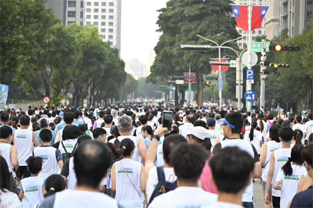 邊荷律現身臺中舒跑杯 年度壓軸最大場 見證2. 6萬人齊聚開跑 再掀全民運動熱潮