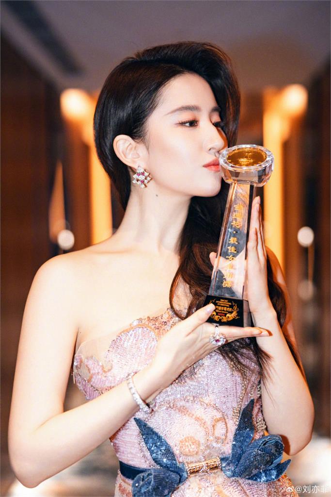 劉亦菲「單肩透視禮服」洩美腿!造型1敗筆遭網友狠批:萬年不變