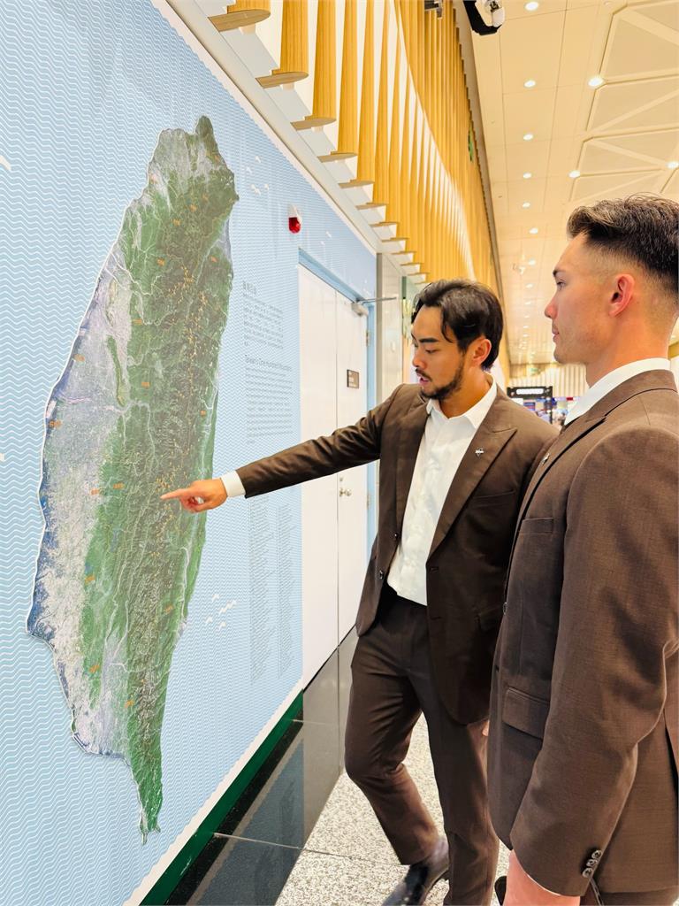 經典賽/路邊「帥炸老師」竟是林家正!網一看「費仔被抓來補課」被逼瘋:好乖