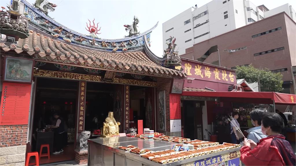 台灣人拜月老不求姻緣「供桌全擺這1物」南韓遊客超問號！妹子一看秒面壁