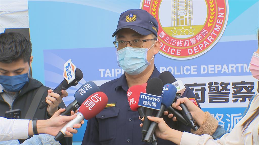 恐怖!阿伯搭捷運突拿出剪刀 乘客嚇壞逃竄