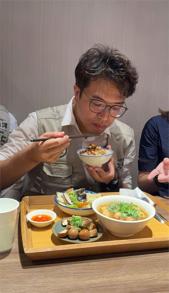 沈伯洋掃街餓翻！深夜造訪知名居酒屋「狂嗑兩碗肉燥飯」私下為人全曝光
