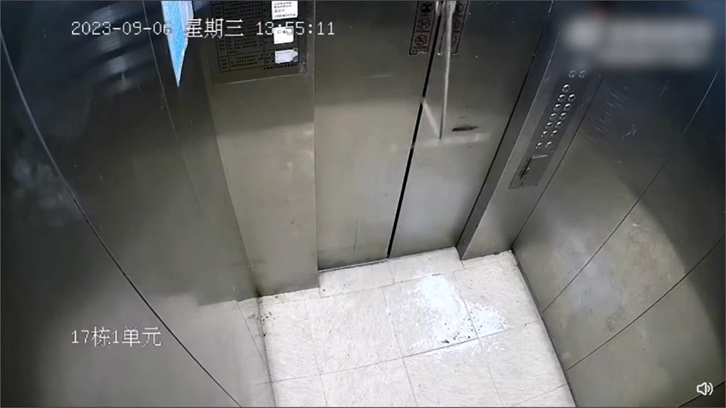 貪方便！中國大媽拖鐵架想擋電梯門　下秒門照關「卡住爆炸」冒白煙