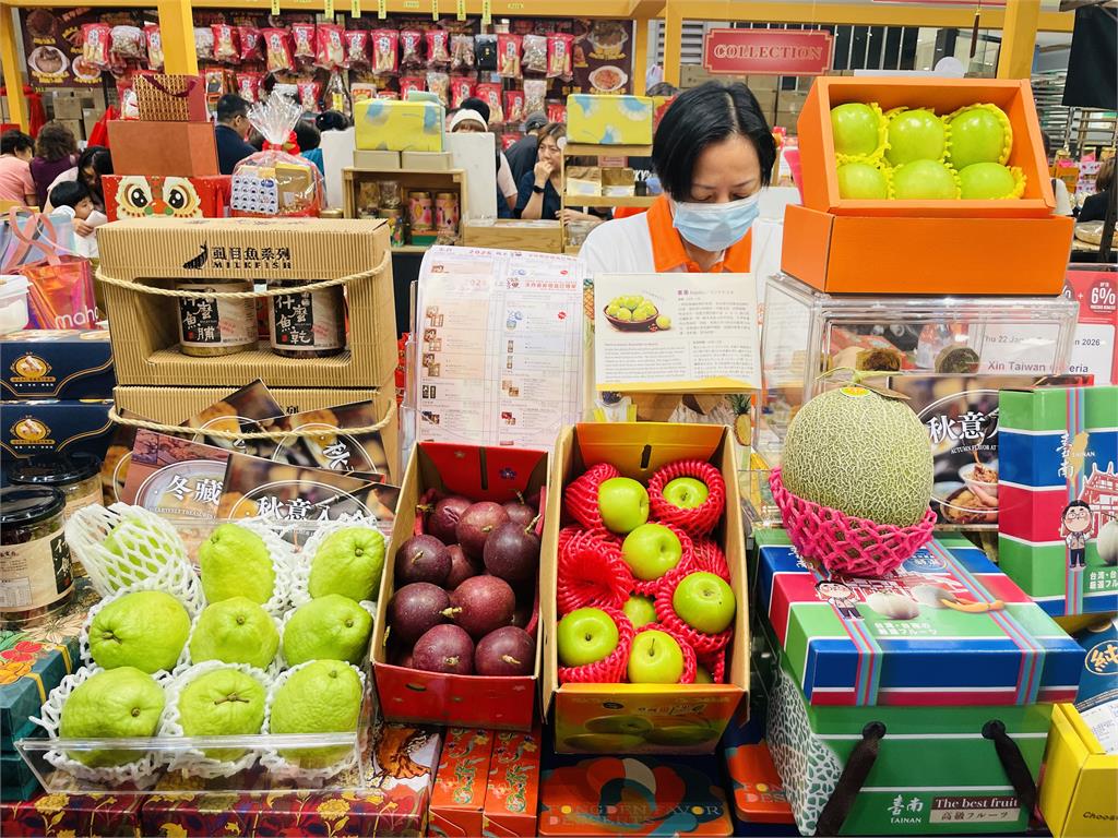 臺南蜜棗前進新加坡 黃偉哲攜手網紅直播熱銷