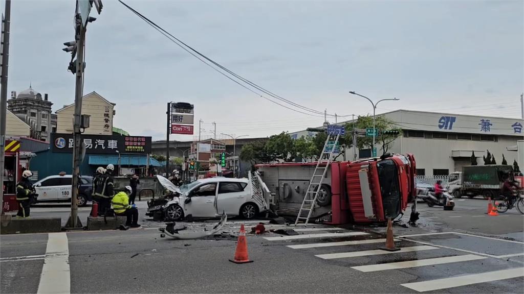 桃園蘆竹消防車遭撞「掀肚」躺路中！　２消防員、５民眾受傷送醫　