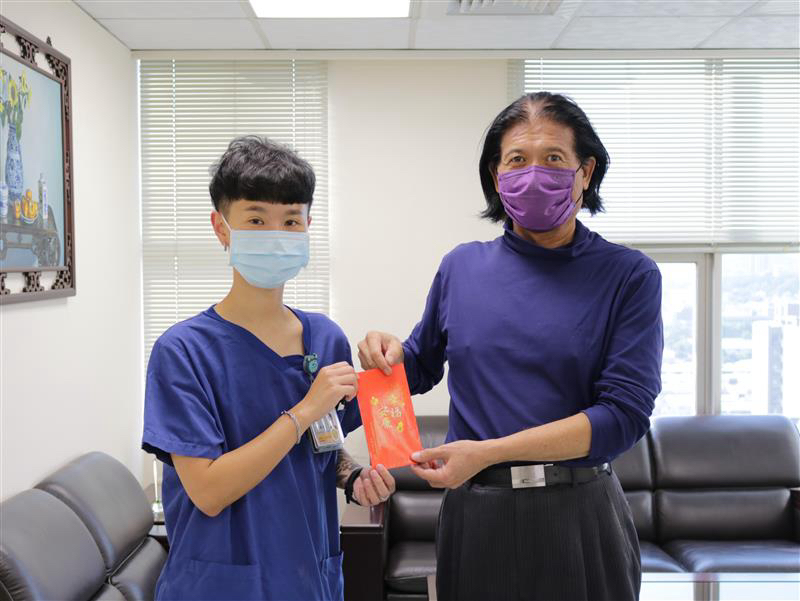 快新聞/驚險3秒!女病患持剪刀刺醫 護理師迅速制伏