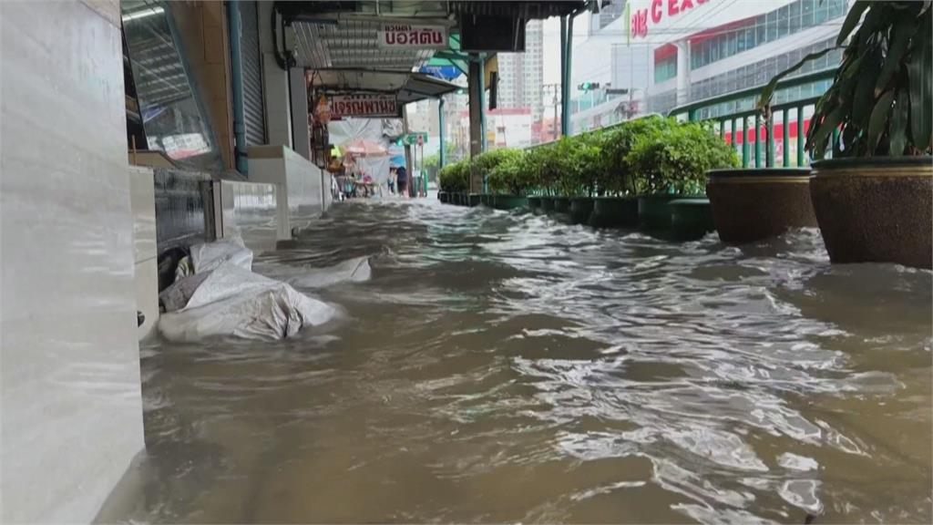 暴雨襲泰國! 曼谷街道積水逾1公尺「癱瘓交通」