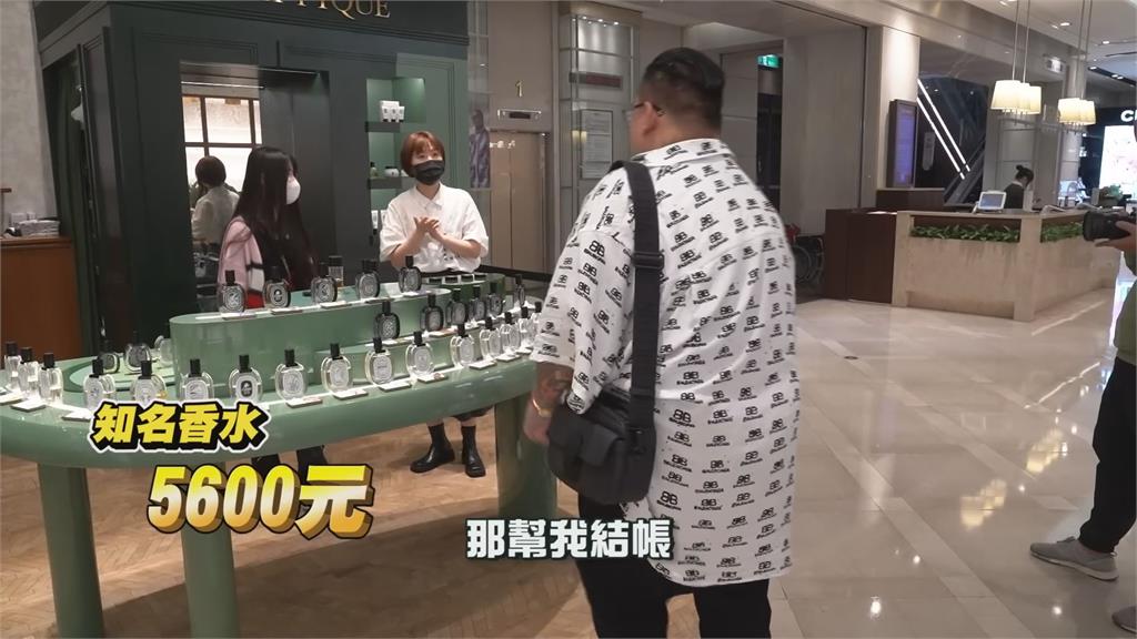 鈔能力發威!精品老闆阿莎力掏上萬買名牌送路人 網看傻:YT第一人