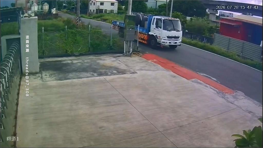 貨車駕駛倒車撞倒騎士　連人帶車拖行百米幸僅傷