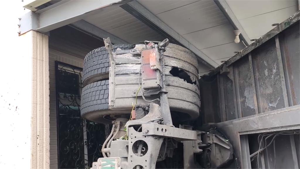 台東死亡車禍！　拖板車失控撞民宅　３５歲駕駛「"噴飛卡土堆」亡