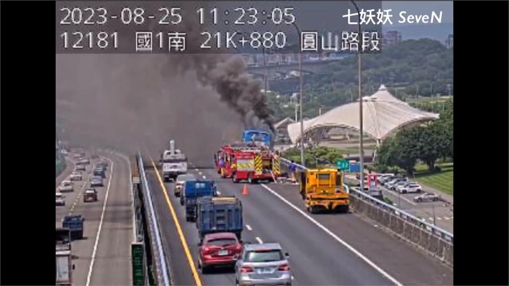 國一南下遊覽車疑故障拋錨 突冒煙燃燒!一度回堵2公里