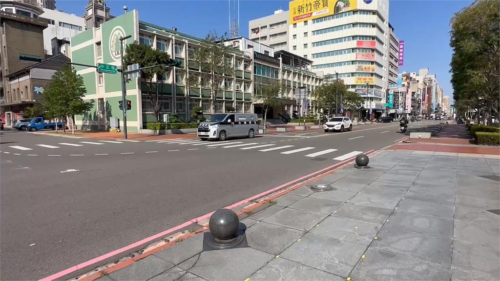 新竹市府前大石球遭轎車撞飛　駕駛辯「以為撞邊坡」肇事逃逸