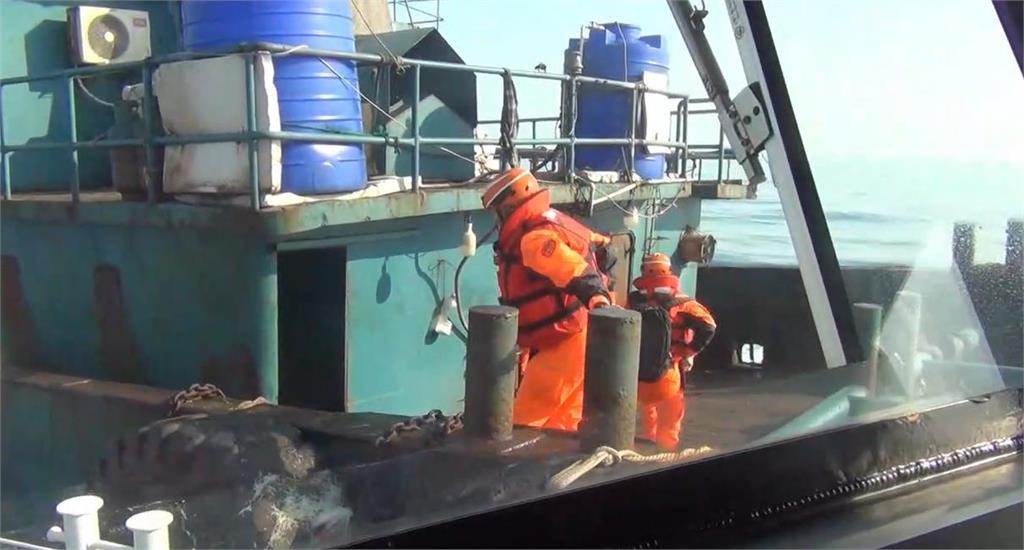 快新聞/新竹海巡查扣「三無中國駁油船」阻斷越界中船補給 押返台北港留置調查