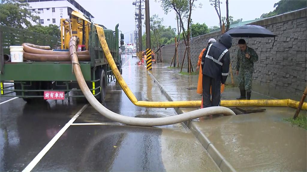 高雄鼓山三路淹成泥流河　高市府派抽水機全程待命