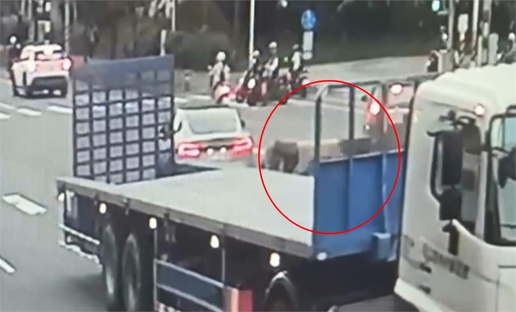 驚險！疑未固定好「堆高機突翻落砸車」　女駕駛輕傷