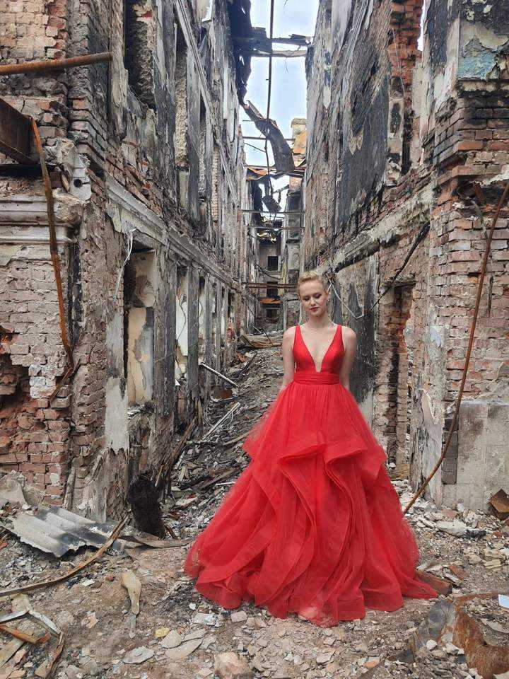 母校遭砲擊成廢墟！烏克蘭高中生畢業舞會　「心碎華爾滋」影片網瘋傳