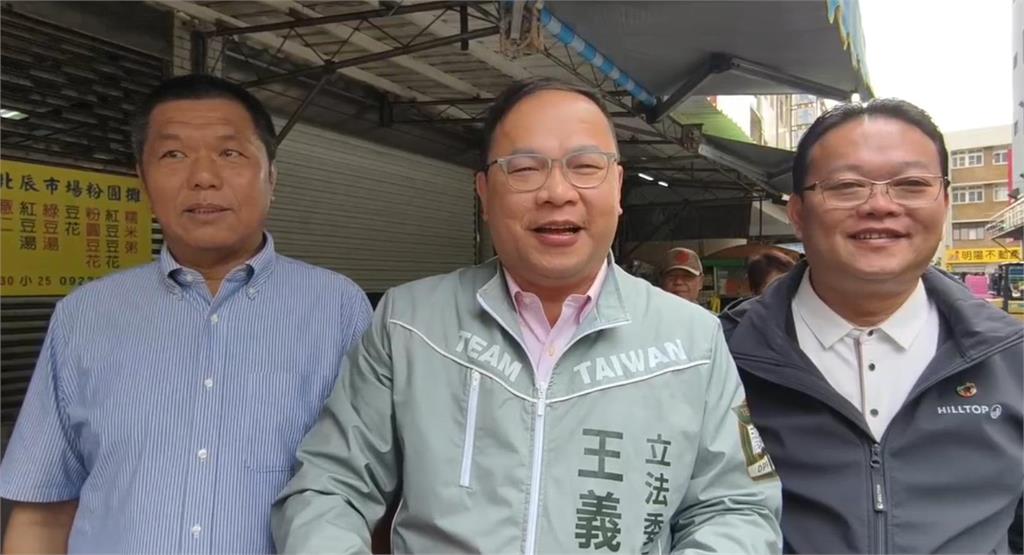 快新聞／王義川現身澎湖！發放「川流福騰」春聯　菜市場掃街拉抬2人選情