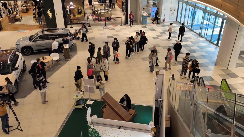 朝聖史坦威鋼琴！　民眾排2小時只彈5分鐘　大讚「很值得」