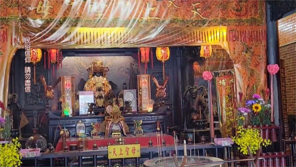 綠鬣蜥闖天后宮在跪墊待半小時 廟方猜測:有話跟媽祖說