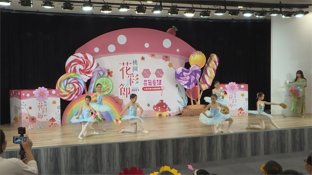 桃園花彩節11/11大溪登場 遊客欣賞8公頃創意花田
