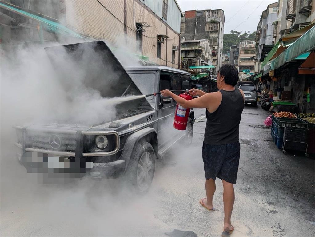 百萬休旅車路上車頭冒煙　車主下車察看竟是這位藝人！