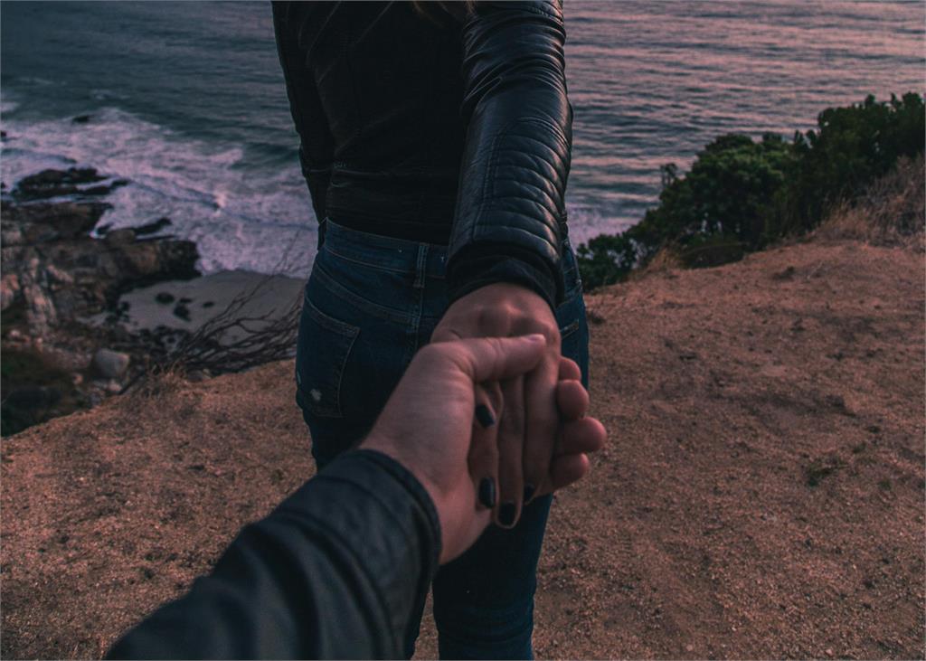 他徵人「體驗女友感」遊日本!全程AA制+排行程…鄭家純「神回1句」全網讚爆