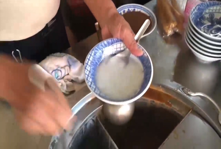 台灣趴趴走/台南70年傳統早餐店 古早味豆漿、杏仁茶 研磨焦香濃米漿!