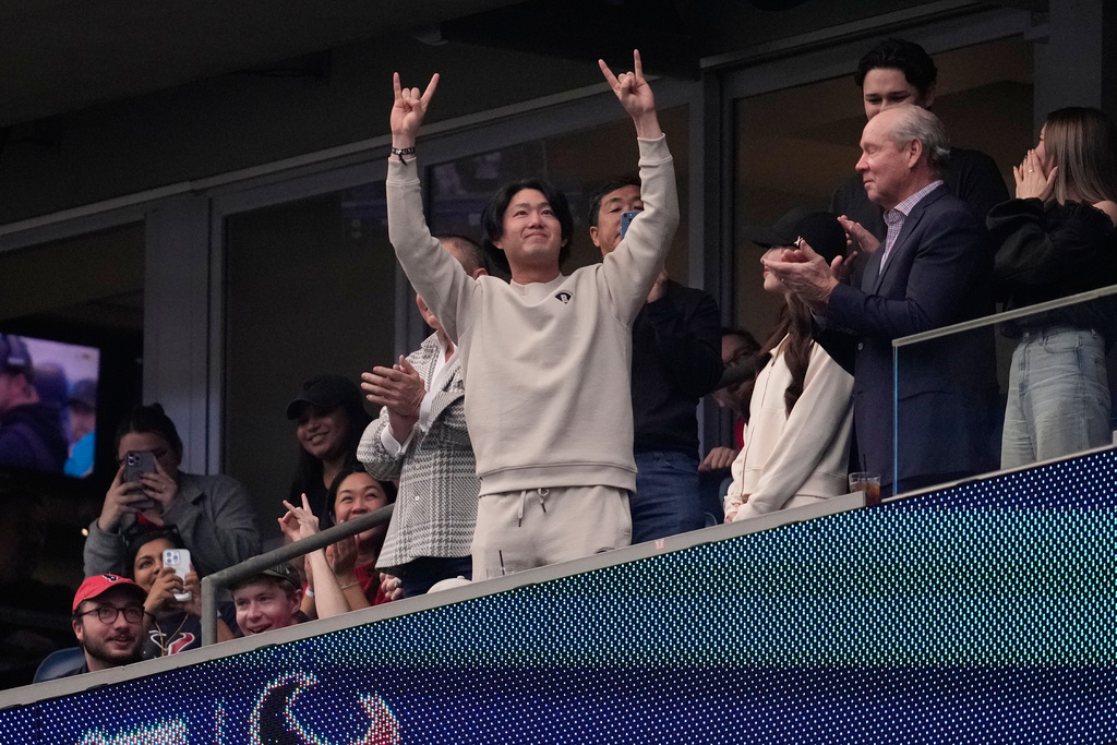 MLB(影)／今井達也還沒投球先圈粉！在NFL球場用「霸氣手勢」點燃休士頓熱情