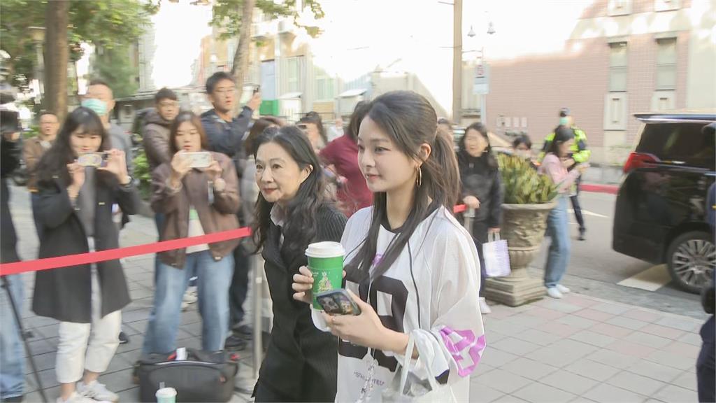 快新聞/京華城案辯論登場!應曉薇赴北院下車鞠躬 女兒陪同畫面曝