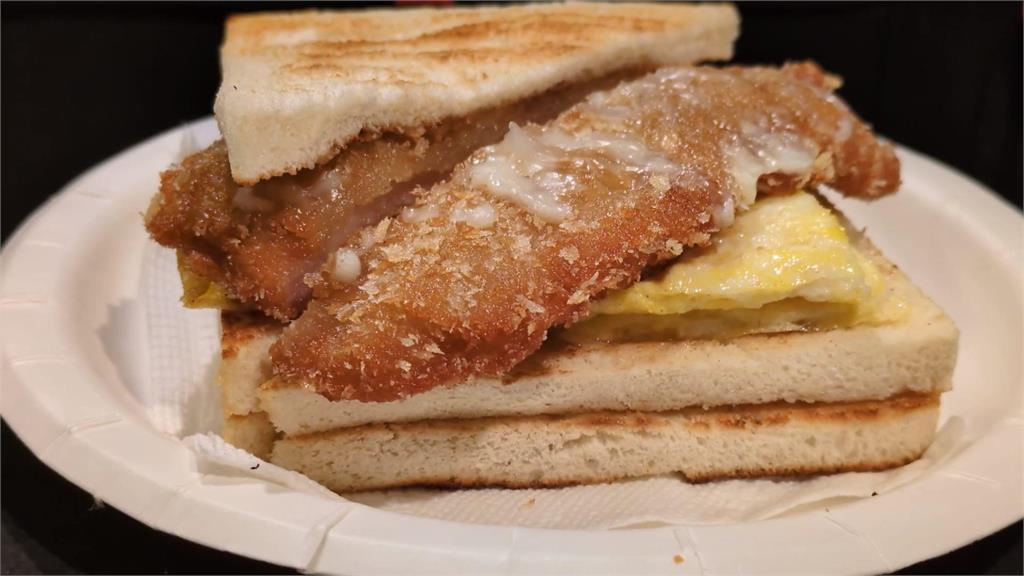 碳烤三明治外脆內軟份量十足　美乃滋也自己調配