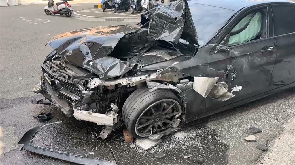 台南暴衝意外! 車輛失控"撞破大樓柱子"車頭受損