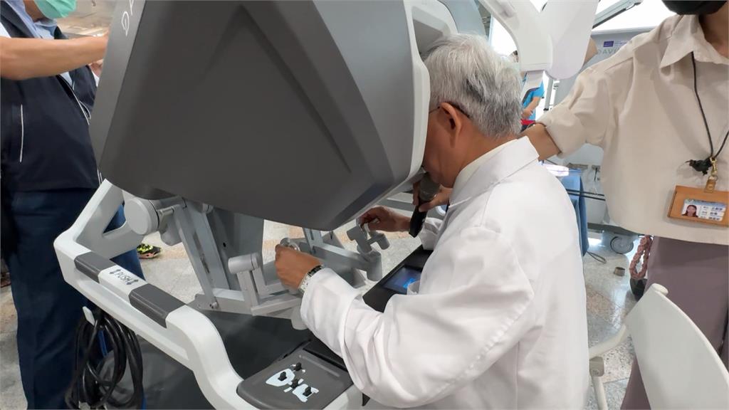 再創里程碑　台中童綜合醫院達文西單孔機械手臂手術破百例　