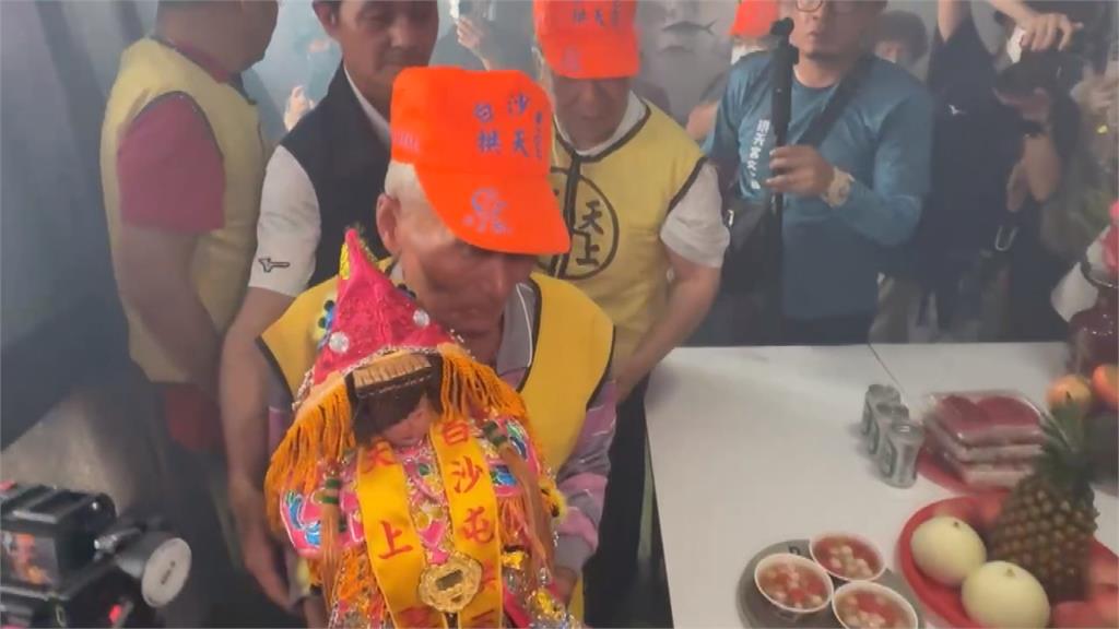 「白沙屯粉紅超跑」起跑前關鍵儀式完成！86歲爐主「1原因缺席」曾曝獲媽祖託夢