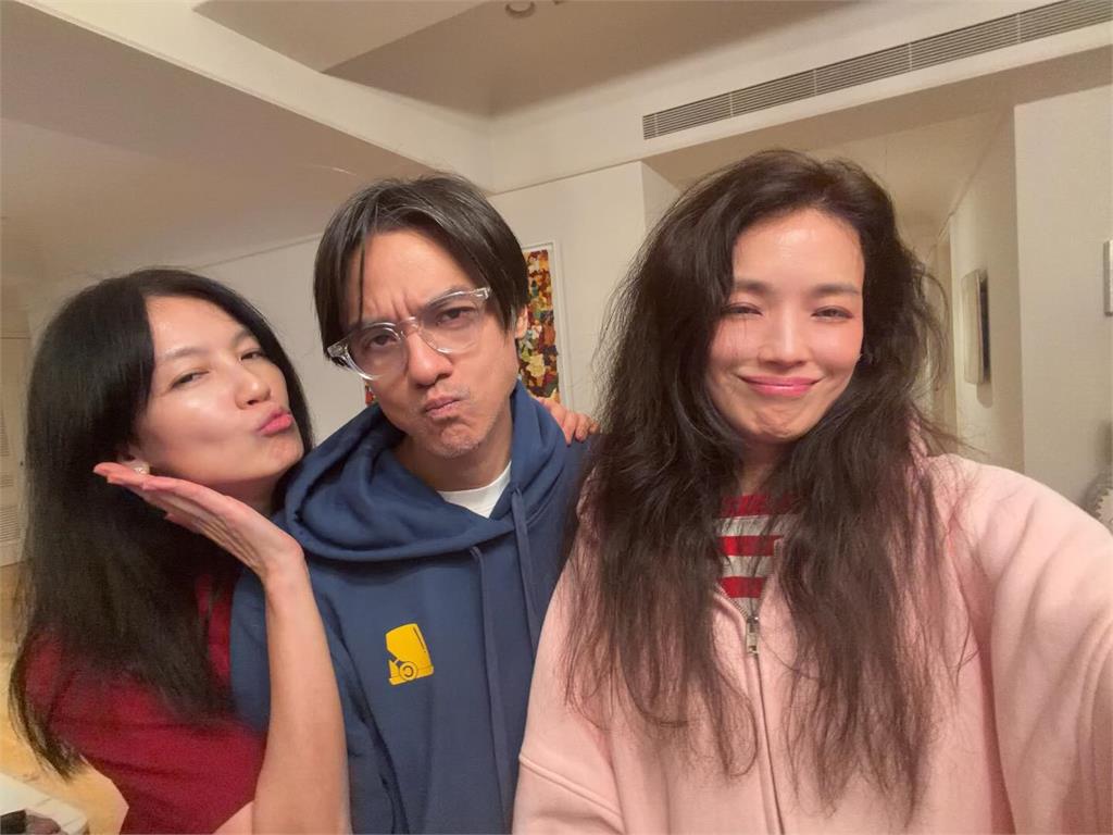 舒淇私下親密放閃馮德倫!素顏0偶包「死亡角度全拍」萬人朝聖:怎麼…