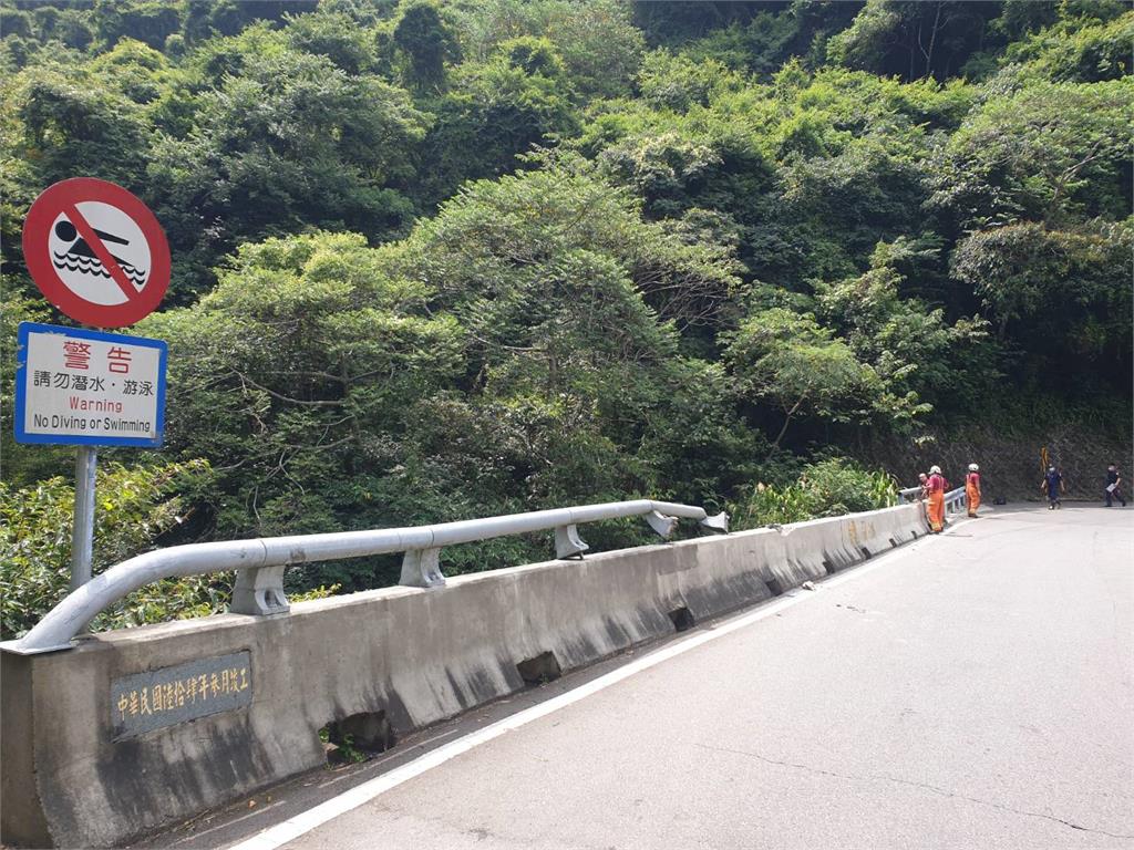 快新聞／疑車速過快自撞橋緣！水泥車墜台7線橋下　駕駛幸脫困