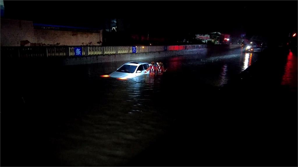 車滅頂人受困湍流　中國北部發布暴雨紅色警告
