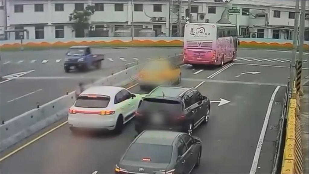 行車糾紛！男子持刀柄砸破車窗　雙方亮刀互嗆、遭警帶回互告恐嚇